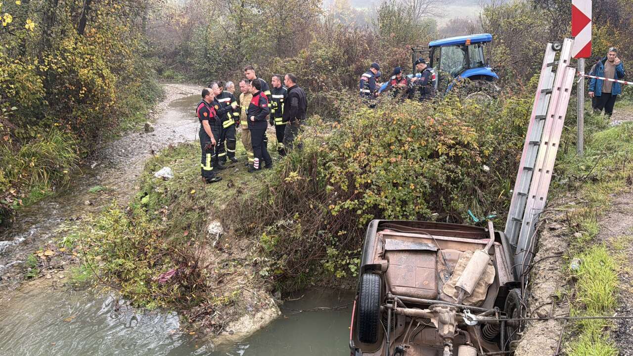 Dereye uçan araçtaki karı koca boğularak can verdi 3